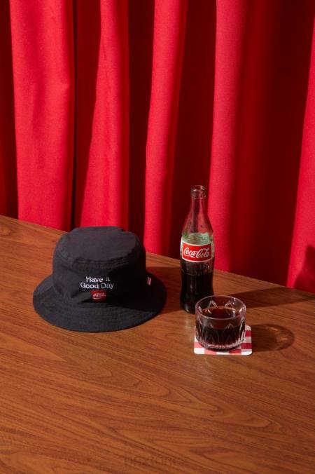 koks červená/černá Brixton muži Coca-cola dobrý den oboustranný kýblový klobouk 4DHP314 Příslušenství